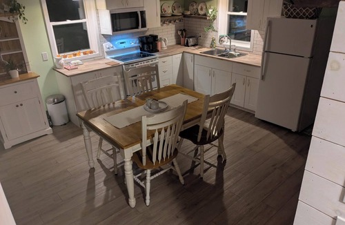 Addington Highlands Cottage | Cosy on-farm Cottage near Hardwood Lake. Fire pit, hiking trails, Beach nearby
