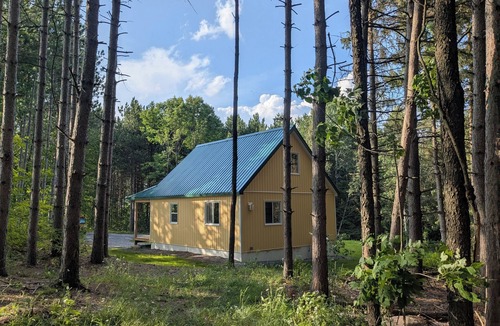 Addington Highlands Cottage | Cosy on-farm Cottage near Hardwood Lake. Fire pit, hiking trails, Beach nearby