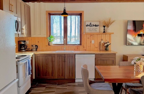 Bradford West Gwillimbury House | Cottage Retreat, Sauna, campfire, full disconnect
