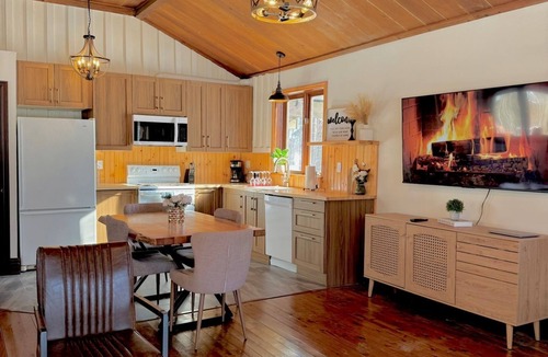 Bradford West Gwillimbury House | Cottage Retreat, Sauna, campfire, full disconnect