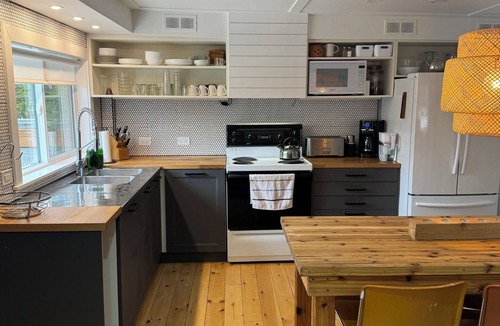 Wasaga Beach Cottage | Cottage with Treehouse & Steps from Beach: Perfect for Families & Sunset Views!