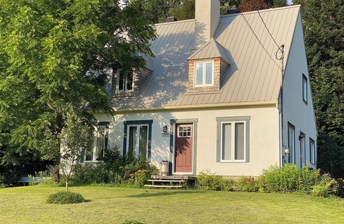 Saint-Gabriel-de-Valcartier House | Cozy house with spa 10 minutes from Village Vacances Valcartier.