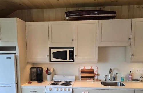 Isle of Springs House | Cozy 1-bedroom retreat 'Morning Sun' in Boothbay Harbor with stunning waterfront views.