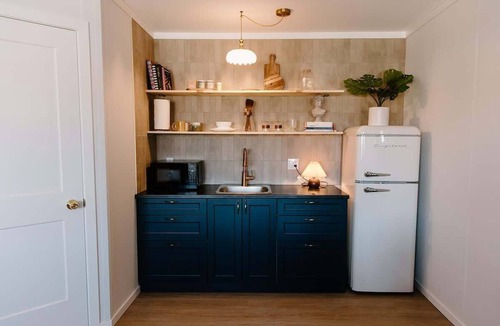 La Crete Apartment | Cozy 1BR Loft in La Crete | Kitchenette