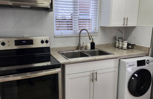 Renfrew-Collingwood House | Cozy 1BR Suite | Close to SkyTrain (5min Walk)