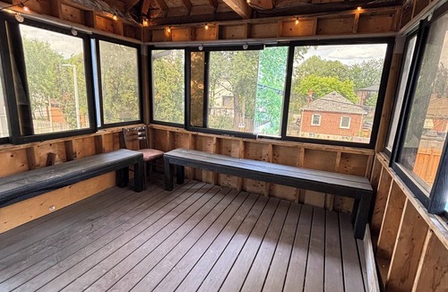 Old East York Apartment | Cozy 2 Bed 1 Bath Duplex Entire Apartment Unit in East York