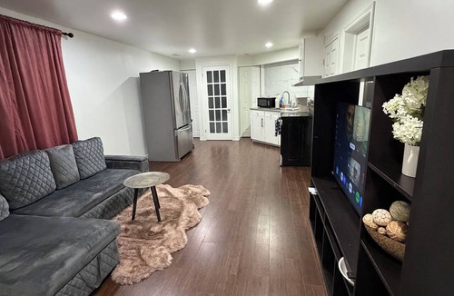 Woodslee House | Cozy 2-Bedroom Basement Suite Near Battery Plant - East Windsor