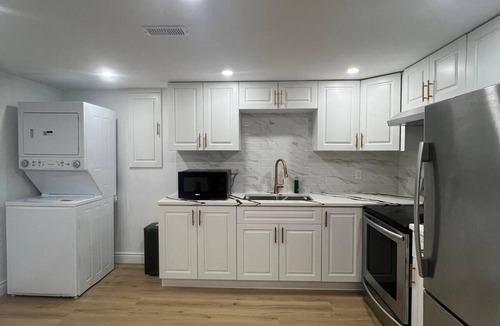 Woodslee House | Cozy 2-bedroom house in fantastic Windsor with AC
