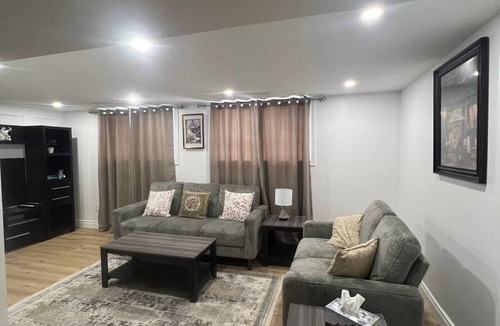 Woodslee House | Cozy 2-bedroom house in fantastic Windsor with AC