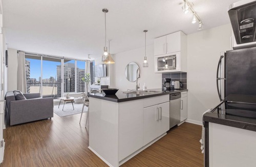 Gastown Apartment | Cozy 2BR Condo w/Pool & Gym near Roger Arena