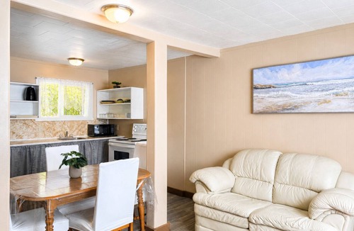 Wasaga Beach Cottage | Cozy 2BR Cottage Walk to Beach 1 Free Parking & WiFi