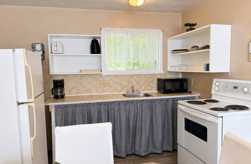 Wasaga Beach Cottage | Cozy 2BR Cottage Walk to Beach 1 Free Parking & WiFi