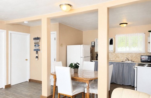 Wasaga Beach Cottage | Cozy 2BR Cottage Walk to Beach 1 Free Parking & WiFi