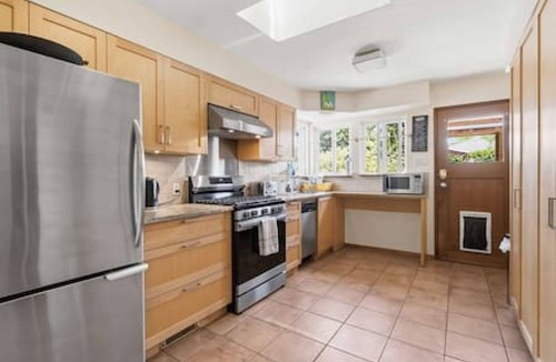 Knight House | Cozy 2BR House | Full Kitchen · Backyard