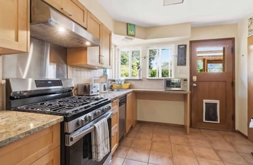 Knight House | Cozy 2BR House | Full Kitchen · Backyard