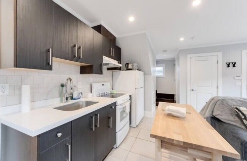Oakridge Apartment | Cozy 2BR in Marpole | Near YVR, Oakridge & Transit