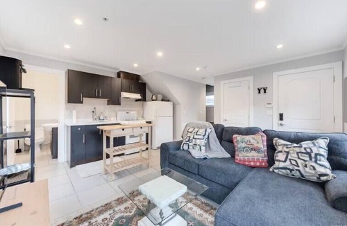 Oakridge Apartment | Cozy 2BR in Marpole | Near YVR, Oakridge & Transit