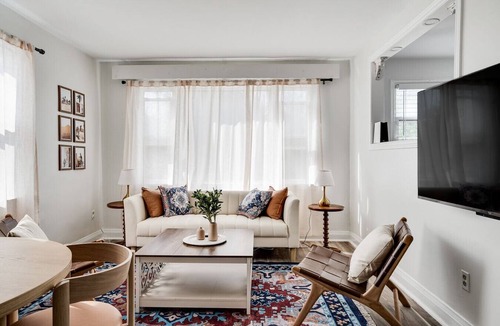 Sunnyside Apartment | Cozy 2BR Retreat – Walk to Downtown & University!