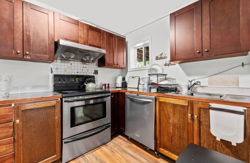 Crescent Beach House | Cozy 2BR Suite Near White Rock Beach