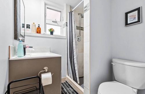Crescent Beach House | Cozy 2BR Suite Near White Rock Beach