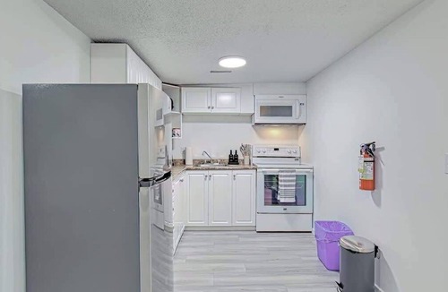 Radisson Heights - Albert Park House | Cozy 2BR Suite Near Zoo & downtown Walk to C-Train