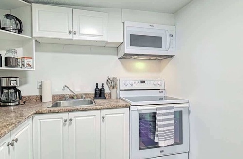 Radisson Heights - Albert Park House | Cozy 2BR Suite Near Zoo & downtown Walk to C-Train