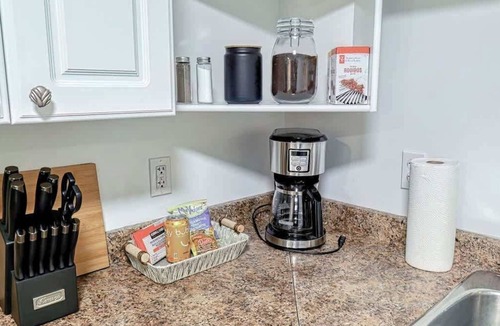 Radisson Heights - Albert Park House | Cozy 2BR Suite Near Zoo & downtown Walk to C-Train