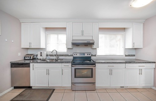 Surrey Bed & Breakfast | Cozy 2BR Villa · Garden View · Near Beach, local specialties Provided as gift