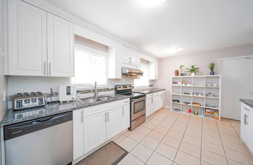 Surrey Bed & Breakfast | Cozy 2BR Villa · Garden View · Near Beach, local specialties Provided as gift