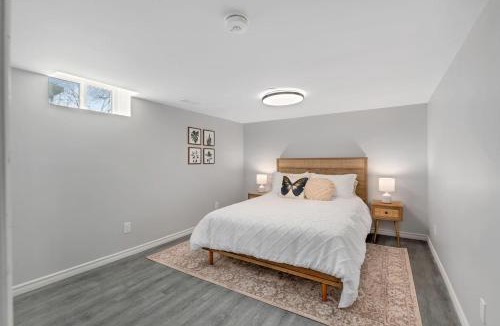Windsor House | Cozy 2BR w/Parking, mins from Highway & Chrysler - Holiday Home