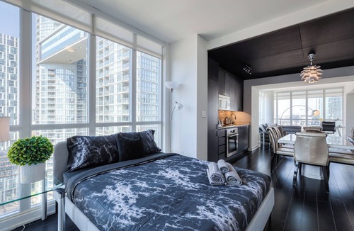 Wellington Place Condo | Cozy 3-bedroom condo in nice Toronto with AC, WiFi