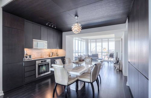 Wellington Place Condo | Cozy 3-bedroom condo in nice Toronto with AC, WiFi