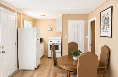 Wasaga Beach Cottage | Cozy 3-Bedroom Cottage Walk to Wasaga Beach Free WiFi Free Parking