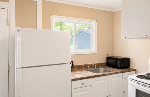 Wasaga Beach Cottage | Cozy 3-Bedroom Cottage Walk to Wasaga Beach Free WiFi Free Parking