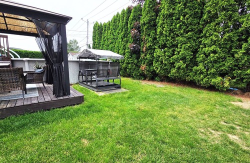 Mercier House | Cozy 3-bedroom house in charming Mercier with AC