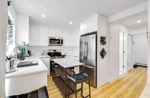 Sunset House | Cozy 3BR Retreat | Near Airport & DT Vancouver
