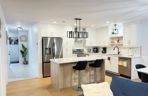 Moncton House | Cozy 3BR with 1 king bed Ensuite, 2 Queen bed, Sleeps 7 & fully air conditioned