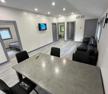 Innisfil House | Cozy 4-Bedroom Cottage #1 in Innisfil