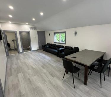 Innisfil House | Cozy 4-Bedroom Cottage #1 in Innisfil