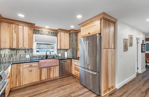 Gilford House | Cozy 4-Season Chalet + Lake Winni + Gunstock + Free Breakfast · Sleeps 8
