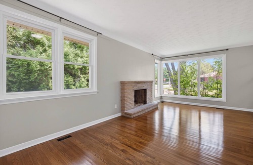 Bronte House | Cozy 5 br Bungalow- Just a 5 -Minute Walk to Lakeshore in Bronte West Village.
