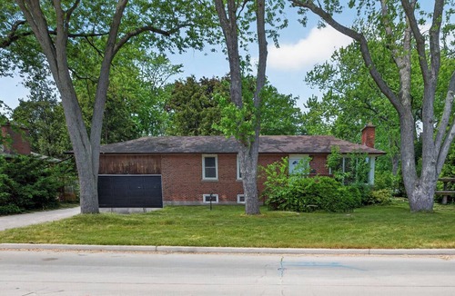 Bronte House | Cozy 5 br Bungalow- Just a 5 -Minute Walk to Lakeshore in Bronte West Village.