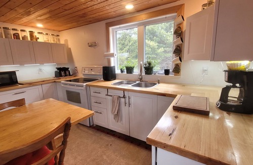 Mansfield-et-Pontefract Cottage | Cozy and private woodland cottage overlooking the hillside with river access
