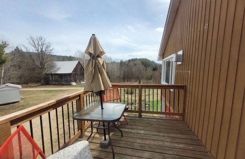 Mansfield-et-Pontefract Cottage | Cozy and private woodland cottage overlooking the hillside with river access