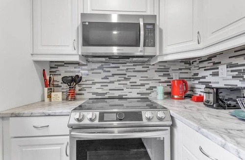 Cambridge House | Cozy and Private 1 Bedroom Plus Den Fully Equipped with Laundry and Sleeps 4
