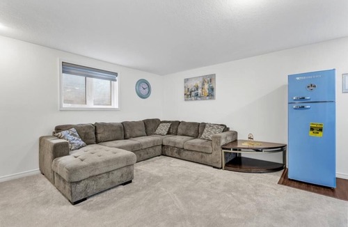 Cambridge House | Cozy and Private 1 Bedroom Plus Den Fully Equipped with Laundry and Sleeps 4