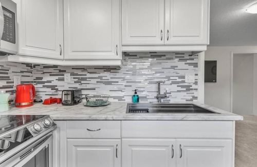 Cambridge House | Cozy and Private 1 Bedroom Plus Den Fully Equipped with Laundry and Sleeps 4