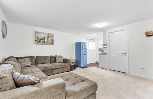Cambridge House | Cozy and Private 1 Bedroom Plus Den Fully Equipped with Laundry and Sleeps 4