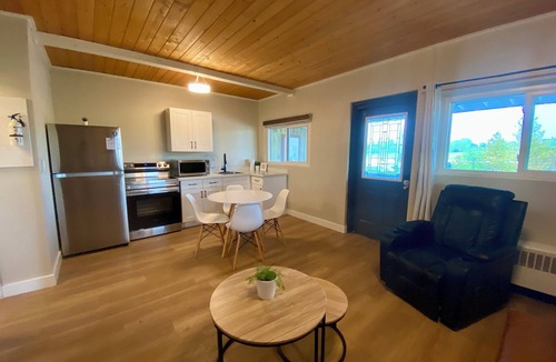 Bluewater Apartment | Cozy Bayfield Retreat Pool & Hot Tub 15min to Grand Bend Lake Huron Nearby