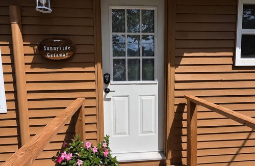 Maugerville Cottage | Cozy Beach Escape/Fire pit/Sunrises/Lake Views/Golf/Pickleball/45 to Fredericton